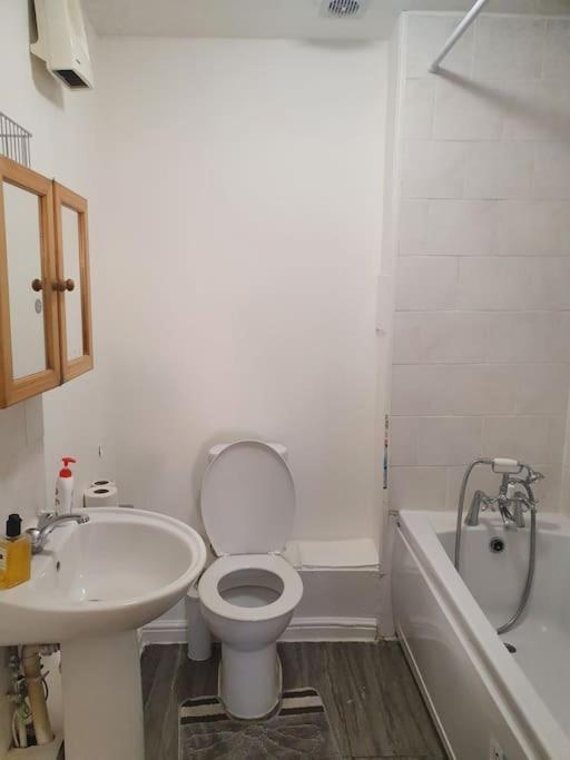 Lovely 2-Bedroom Condo With Indoor Fire Place Londra Dış mekan fotoğraf